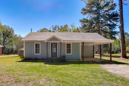 Iuka House | 10 Mi to Tennessee River: Blue Willow-Themed Home
