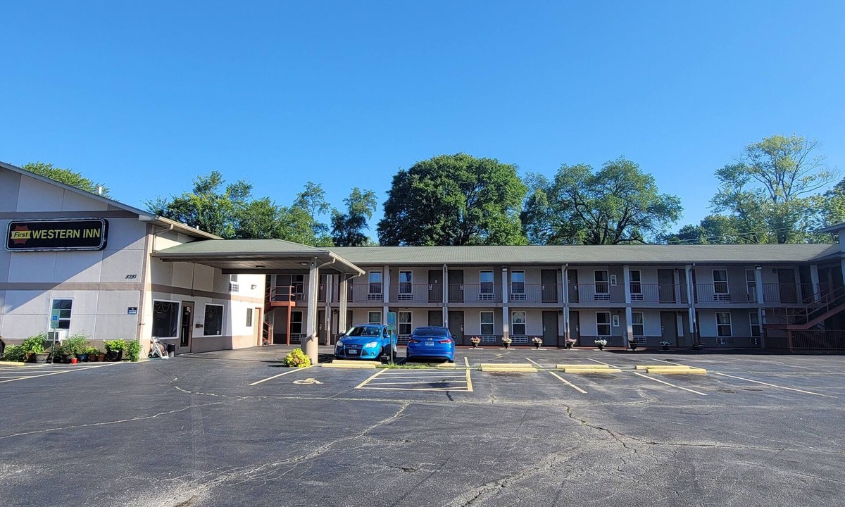 Caseyville Hotel | 10 minutes from downtown St. Louis Convenient location off I-64