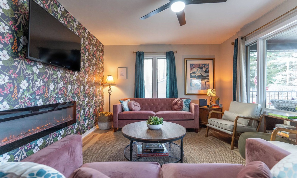 Beech Grove Apartment | 12-Guest Home Garage + Driveway Quiet Neighborhood Near Downtown, 2 Kitchens