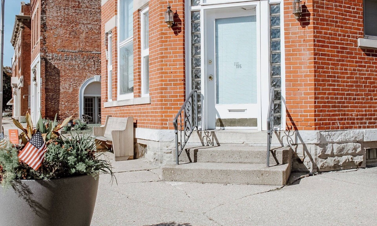 Oxford Apartment | 15% off Spring Special | Historic | Wi-Fi | Pet Friendly | Purdue