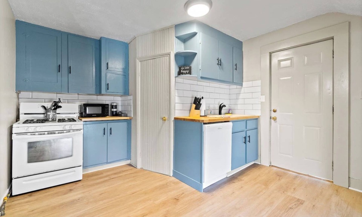 West Central Apartment | 1BR Pet-Friendly Apartment | Near Downtown Fort Wayne