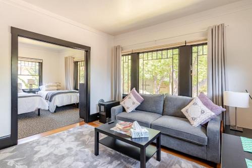 Poets Corner Apartment | 2 - Berkeley Private 1 Bedroom Apartment with Laundry