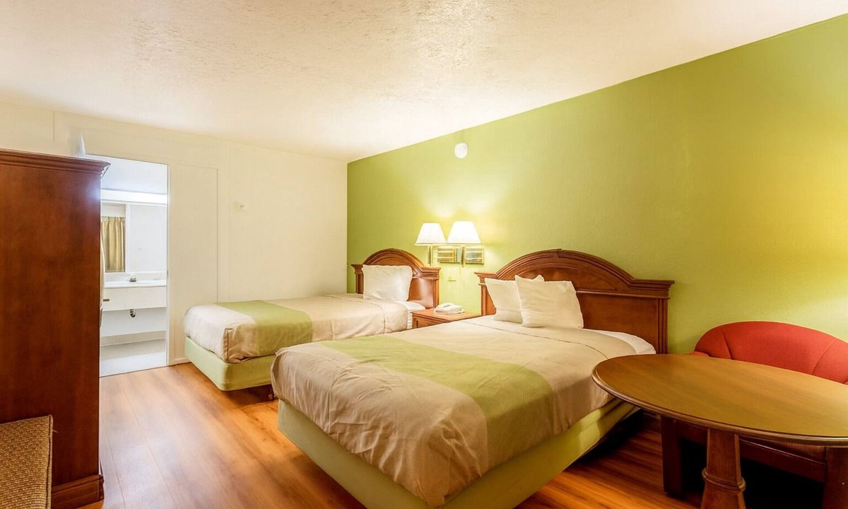 Edgewood Hotel | 2 Delightful Rooms Near Edgewood Parks w/Free Coffee in Lobby