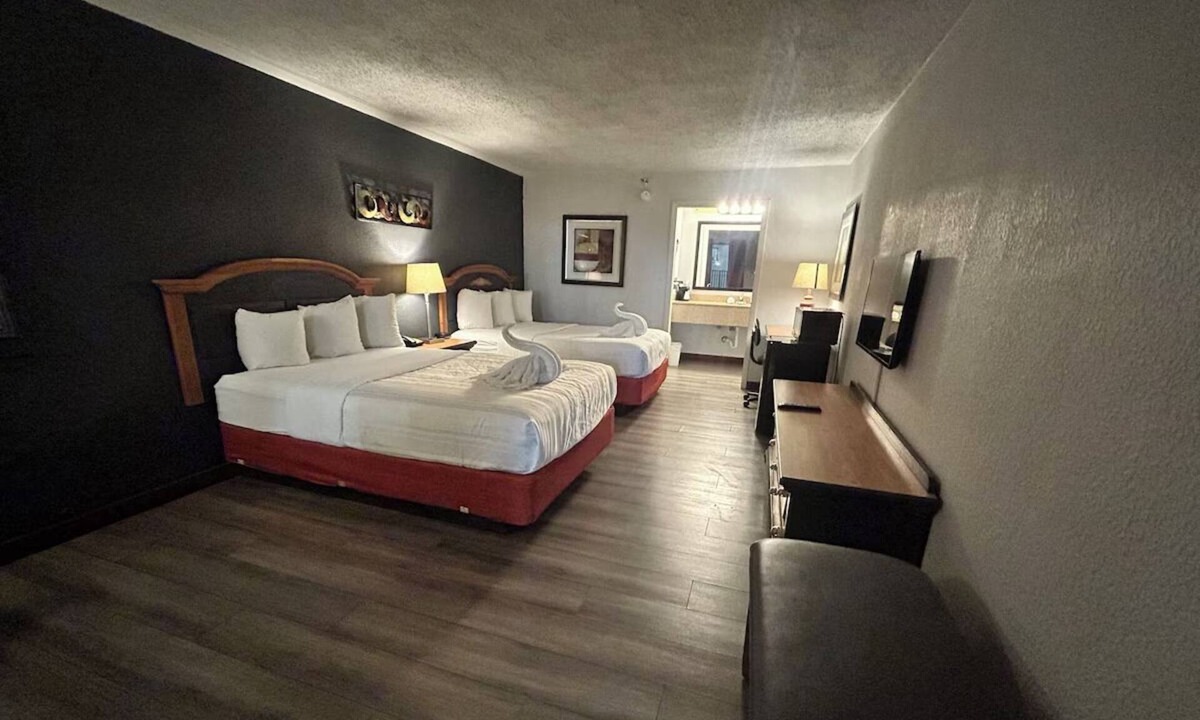 Mattoon Hotel | 2 Family-Friendly Mattoon Rooms | Free Breakfast | Near Local Attractions