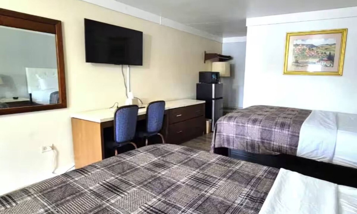 South Holland Hotel | 2 Pet-Friendly Rooms Near South Holland Metro | Convenient I-94 Access
