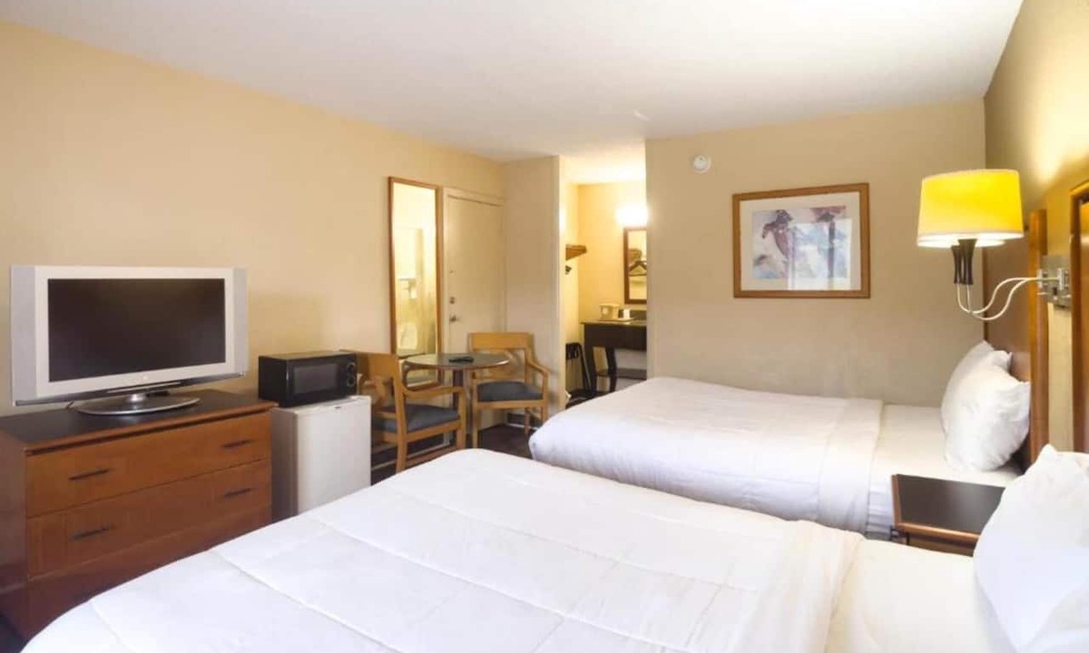 Harriman Apartment | 2 Queen Bed | Smoking