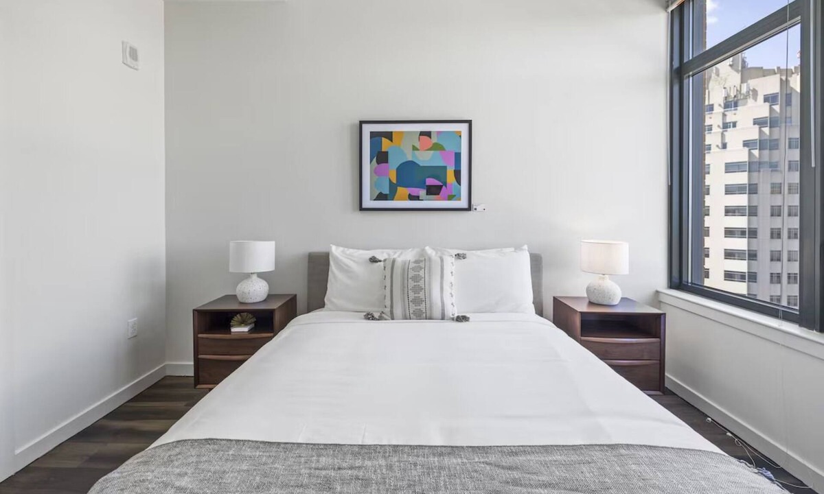 Bluemont Hotel | 2 Units | Modern DC Stay w/Kitchen & Pool | Close to Lincoln Memorial & Dining