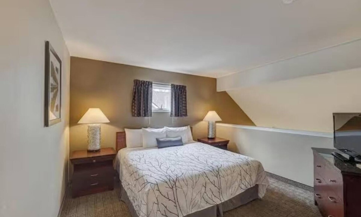 Urbana Hotel | 2 Urbana King Bed Rooms with Continental Breakfast near Crystal Lake Park