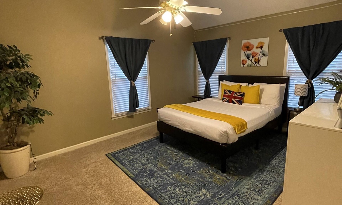 Lakes of Forest Hill House | 3 - 2.5 home Modern Delight fully equipped kit., fast Wi-Fi, all rooms upstrs