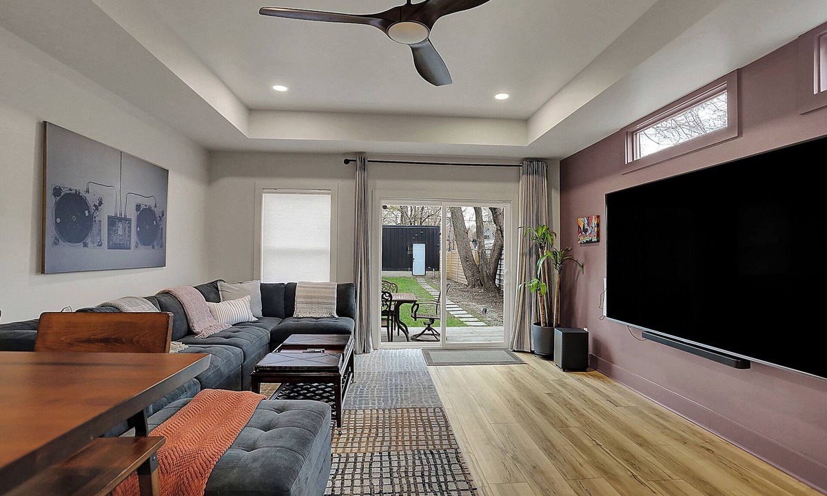 Fountain Square House | 3 King Suites | 100" TV | Walk to Restaurants | EV Charger