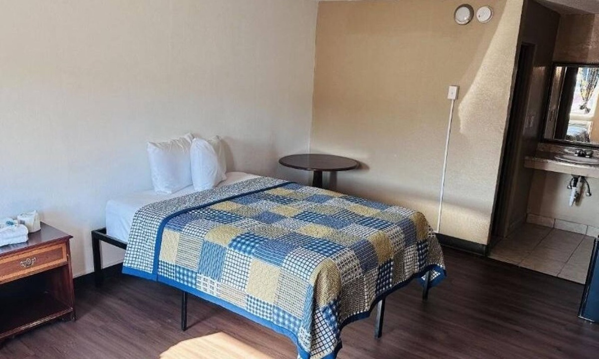 Fort Wayne Hotel | 3 Simple Queen Room Perfect for Business Stays