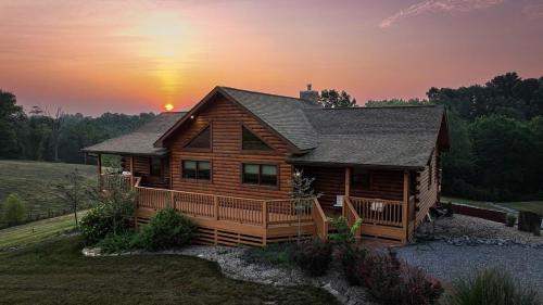 Makanda House | 4BR Log Cabin Fireplace, Bar & Game Room