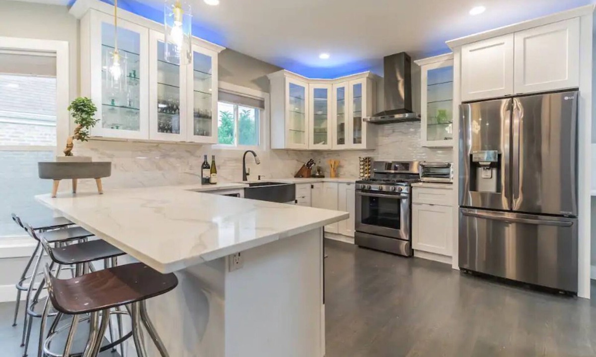 Chicago House | 5 Star Epicurean Experience with Hip, Modern, Gazebo with BBQ Grill & Sleeps 16