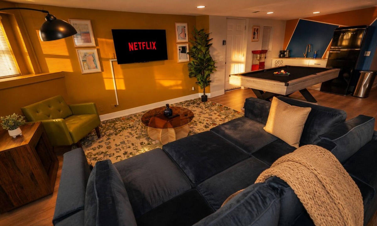 Chicago Hotel | 6 King Bed Duplex with Pool Table - Sleeps 16