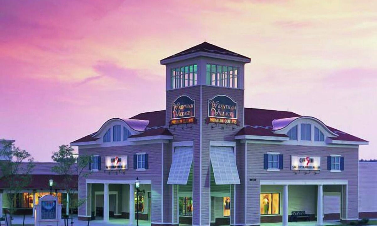 Foxboro Hotel | Affordable Accommodation Near Capron Park Zoo! FREE Breakfast & Parking!