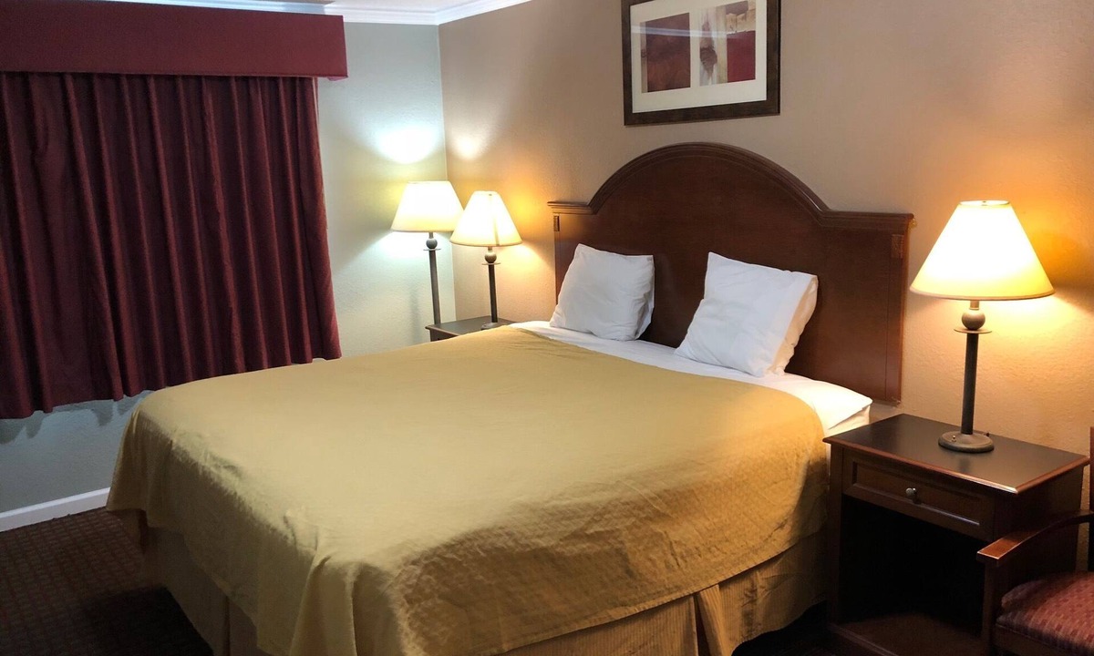 Angola Hotel | American Inn