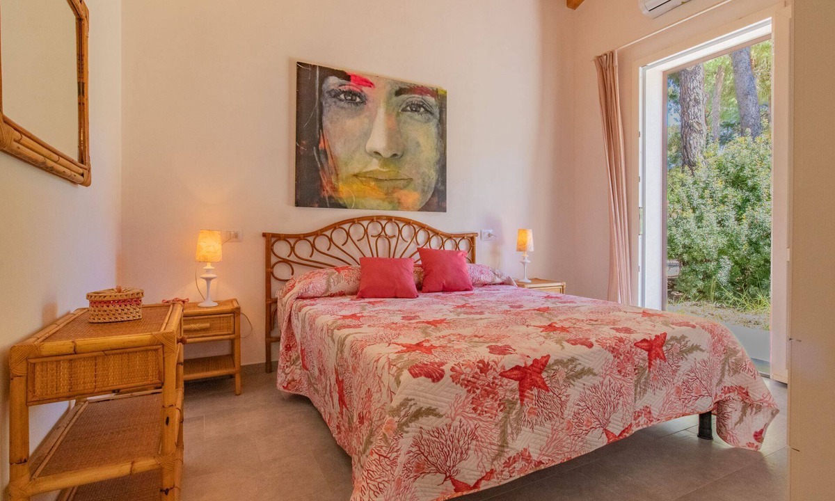 Madonna delle Grazie Villa | Artistic villa just a short walk from the sea.