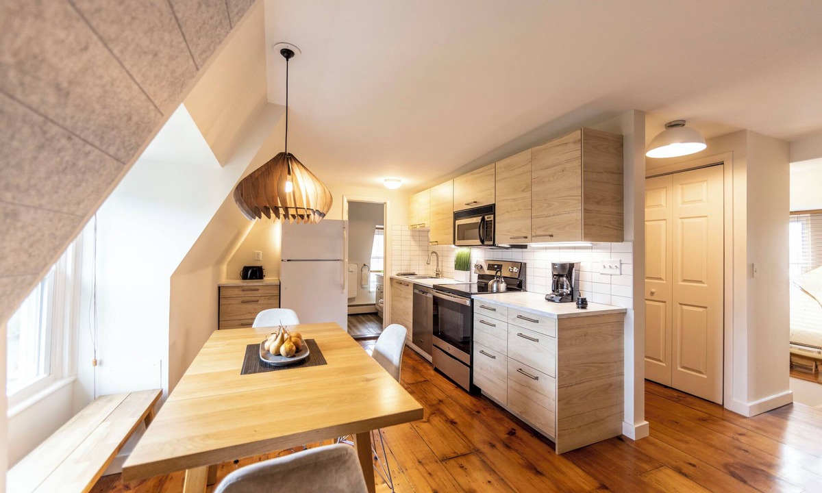 Beacon Apartment | Beacon Top Floor 2BR /creekiside walk to Main St/backyard with fire pit