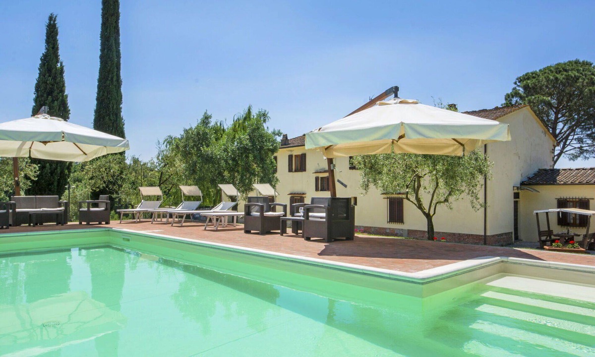 Lamporecchio Villa | Beautiful apartment in villa for 18 guests with WIFI, private pool, TV, balcony and pets allowed