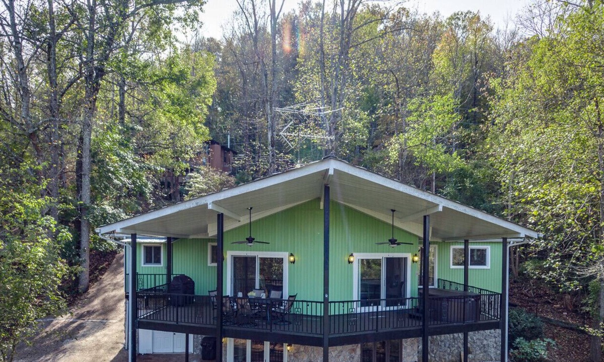 Silver Point House | Beautiful Lake Cabin, Hot Tub, WIFI, Steps to Lake/View