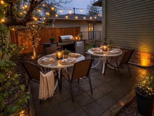 Indianapolis House | Best Location!5BD Spacious Home-BBQ-Foosball-11PPL Downtown Indy IN
