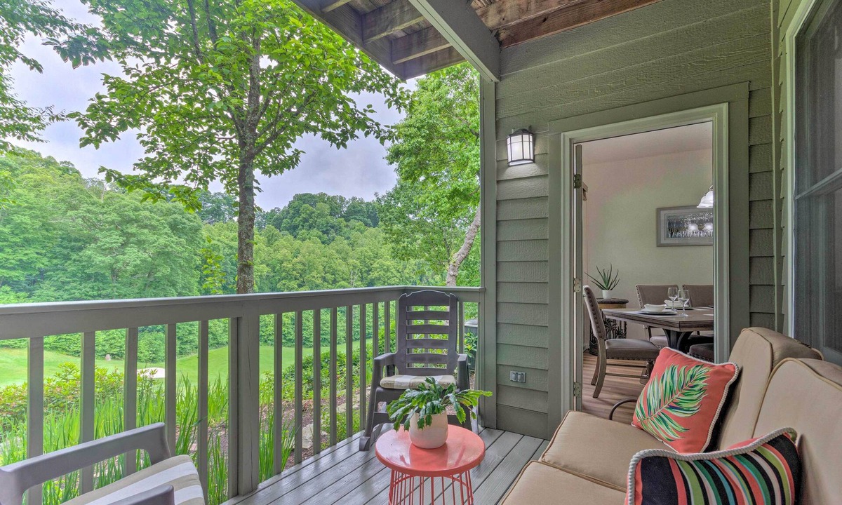 Mountain Air Apartment | Blue Ridge Mtn Views: Condo w/Furnished Balcony