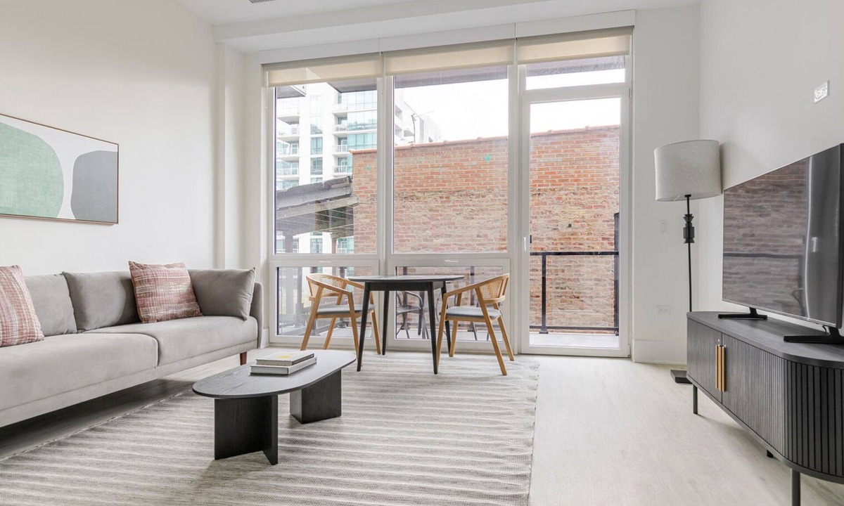 Greektown Apartment | Blueground | Greektown, bbq, gym, nr Willis Tower