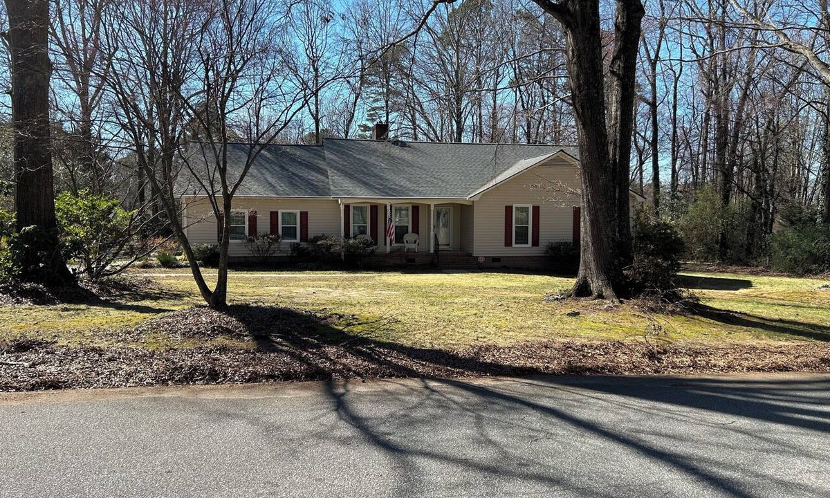 Simpsonville House | Bring the whole family to this large Simpsonville home that sleeps 10 people.