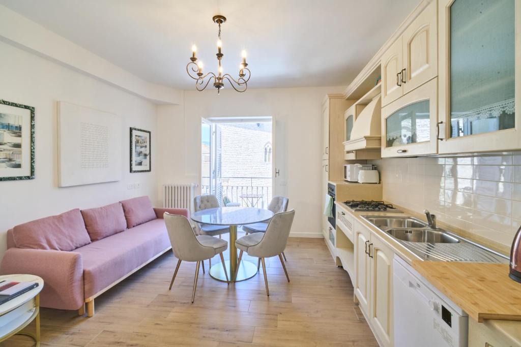 Atina Apartment | Casa Aurea - Balcony overlooking the ancient Ducal Palace