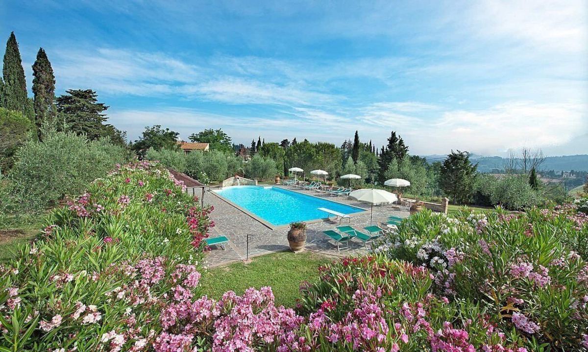 Peccioli House | Casa Canarino B: A graceful apartment surrounded by the greenery.