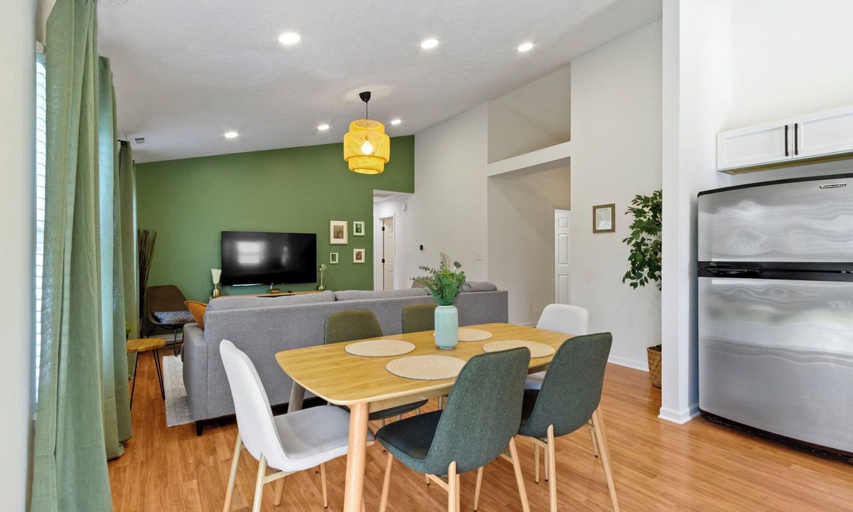 Indianapolis House | Casa Verde -Single-Story, Huge backyard, Baby crib
