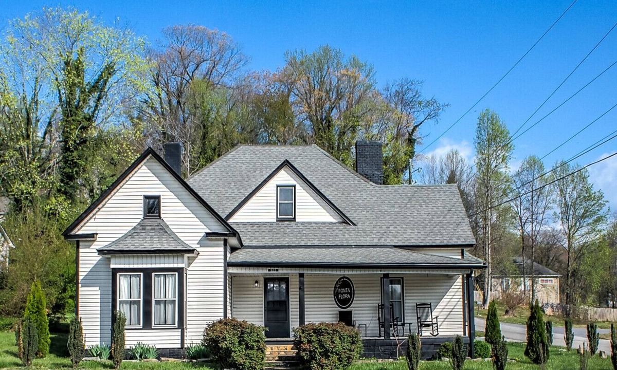 Old Fort House | Central Old Fort - Walk or Ride to Town and Trails