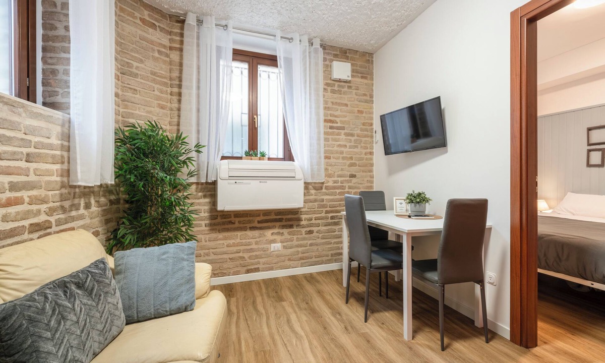 Corridonia Apartment | Characteristic apartment in historic village, pets allowed,