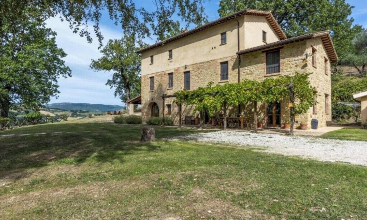 Camporotondo di Fiastrone House | Charming 7-bedroom farmhouse with pool and stunning mountain views!