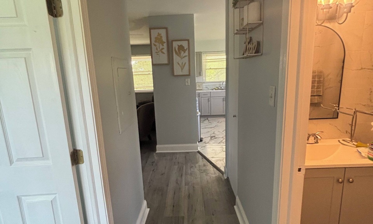 Matteson Apartment | Charming 2-bedroom apartment in marvelous Matteson with AC, WiFi l