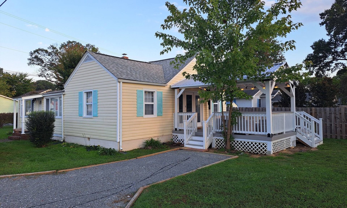Colonial Beach Cottage | Charming 3 bed cottage in Colonial Beach; steps to beach, dining, and breweries