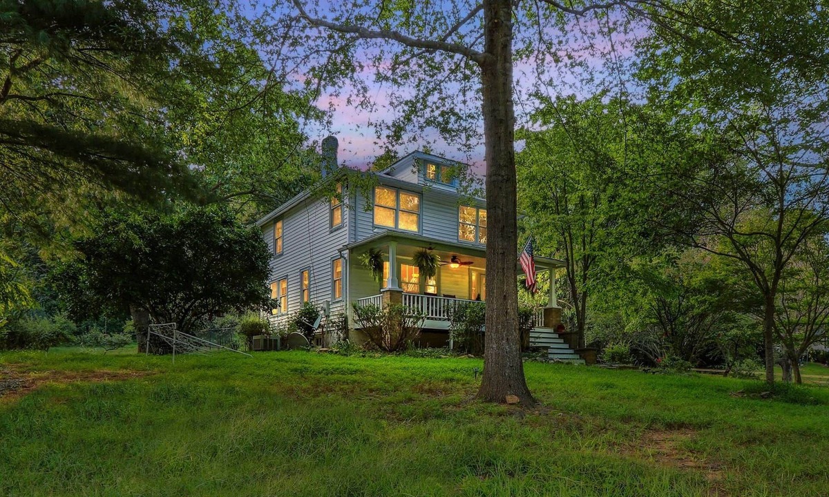 Calverton House | Charming 3BR Farmhouse Wine Country Getaway