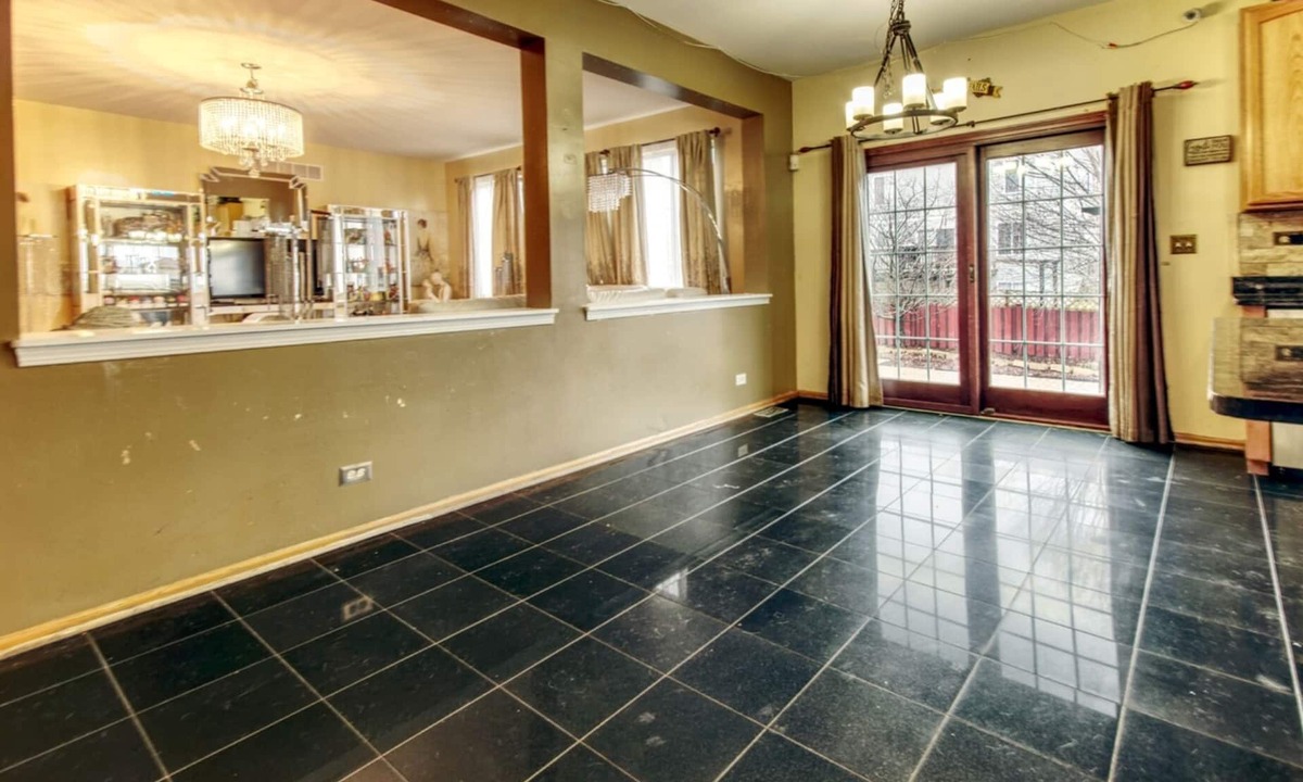 Fox Valley House | Charming 5-bedroom house with AC in Joliet perfect for families