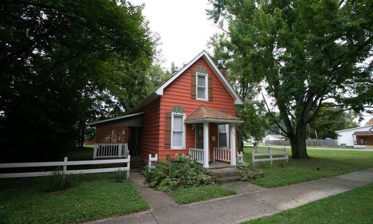 Wabash House | Charming Downtown 2 BR Cottage Walk to Honeywell, Dining & Shops