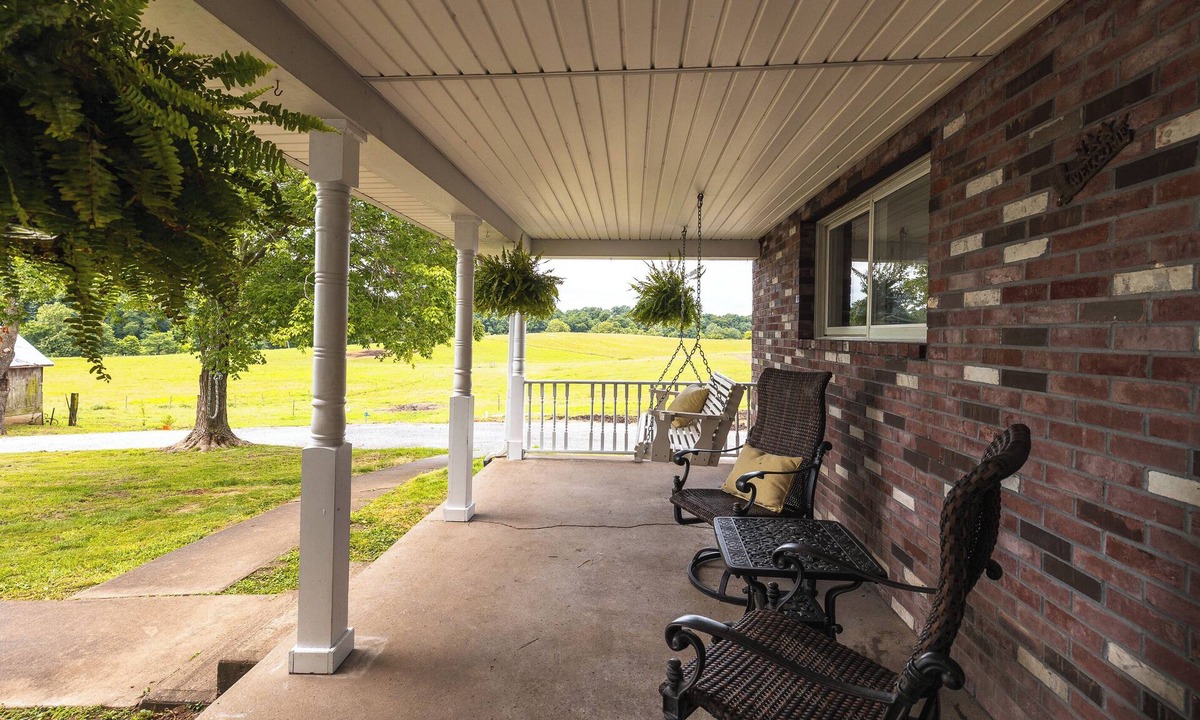 Anna House | Charming farmhouse on a beautiful horse ranch-Shawnee Hills Wine Trail