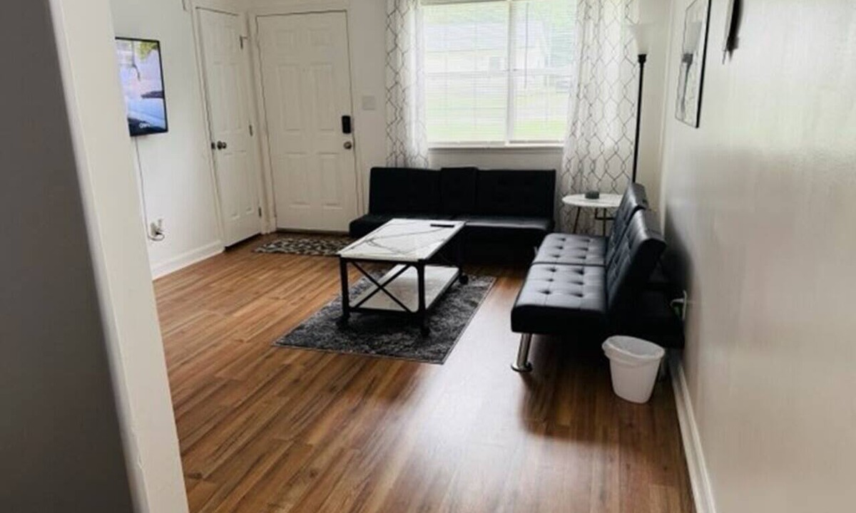 Charlotte House | Charming Northlake 2-bedroom House, Direct Route to Airport/Downtown