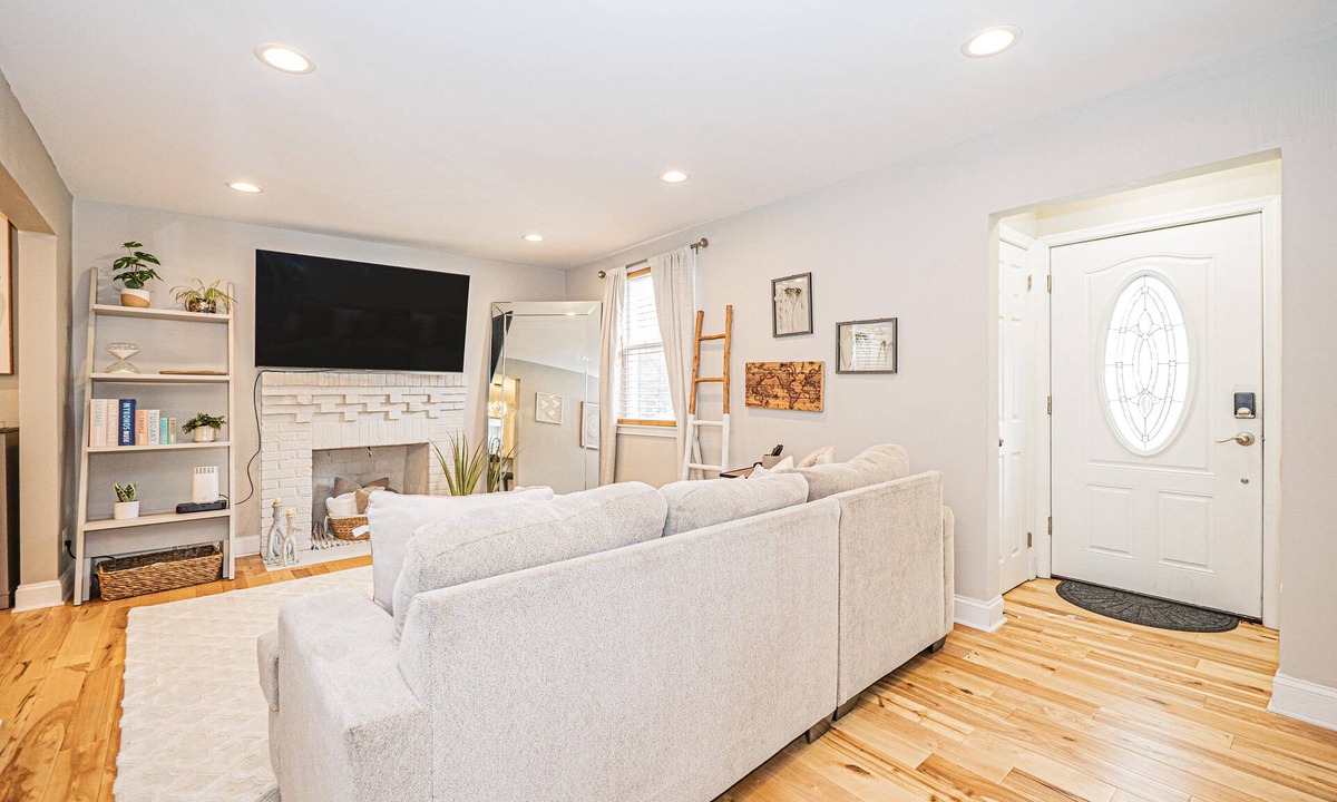 District Heights Bed & Breakfast | Charming & Relaxing 3BR Family-Friendly Stay in MD