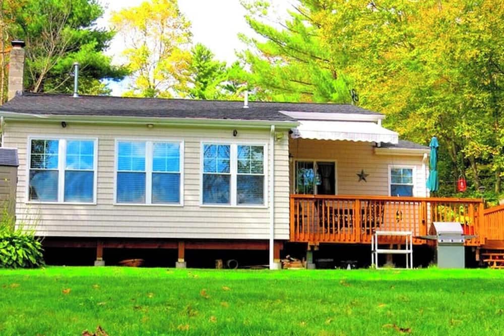 Northwest Harwinton Cottage | Charming Waterfront Cottage Rental near Topsmead State Forest, Connecticut