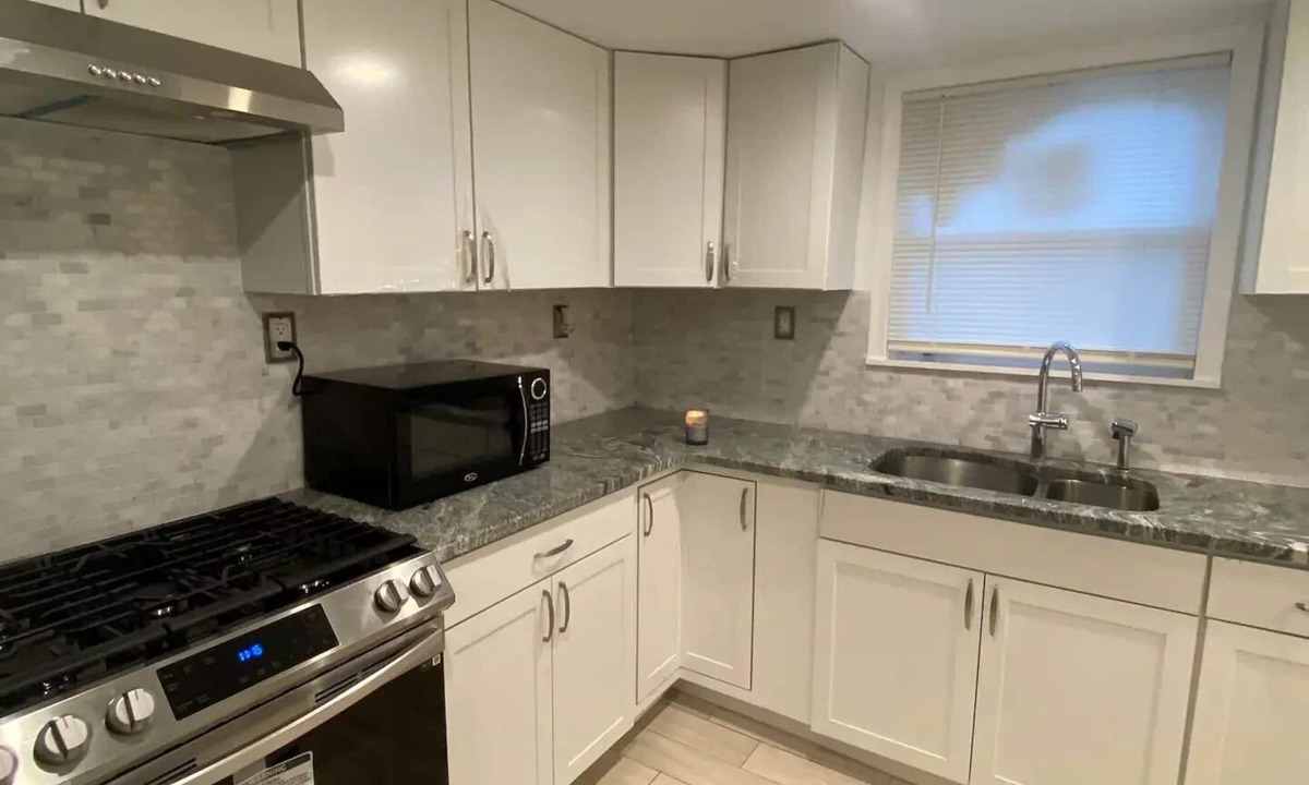 Aston House | Cheerful 3 bedroom home free parking on premise