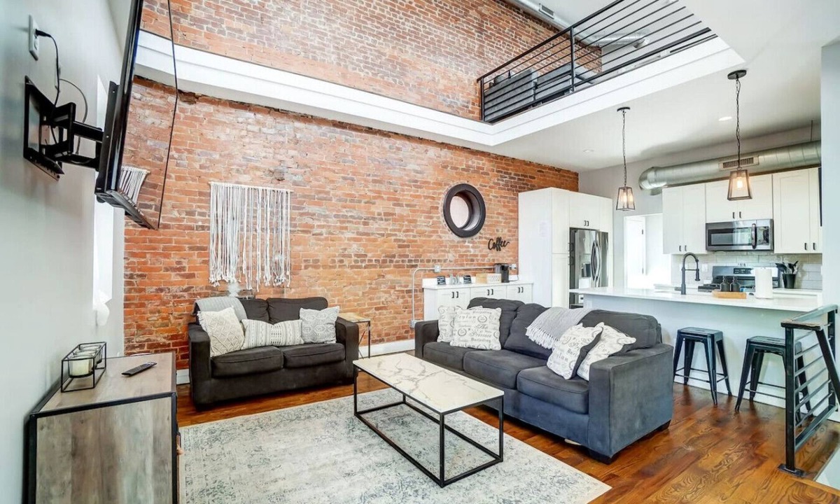 Walnut Hills Apartment | Chic Condo Sleeps 10 w/Parking