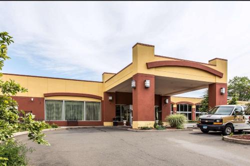 Hamden Hotel | Clarion Hotel & Suites Hamden-New Haven