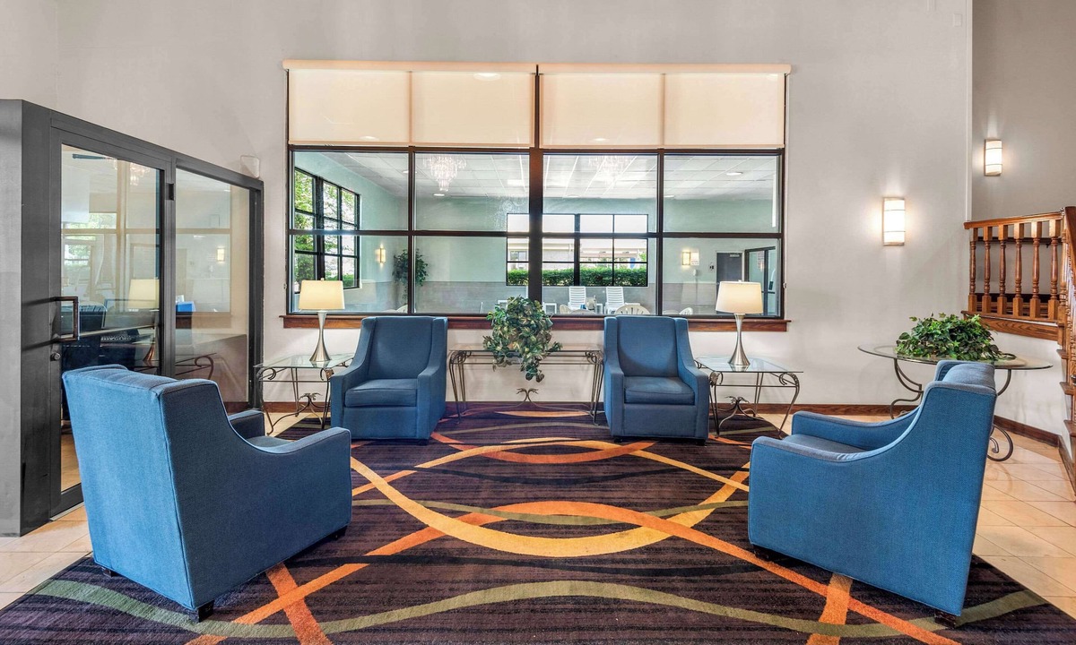 Pike Hotel | Clarion Inn & Suites Indianapolis Northwest