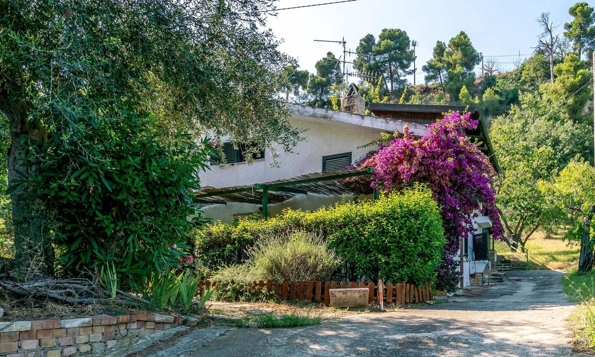 San Giovanni Teatino House | Classic Italian summer house surrounded by magnificent nature.