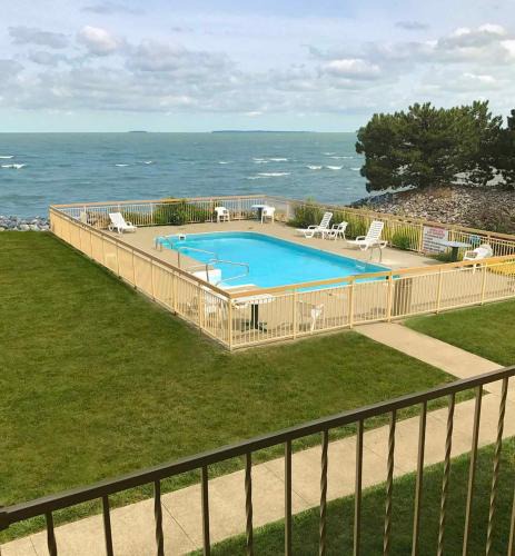 Port Clinton Hotel | Clinton Inn & Suites