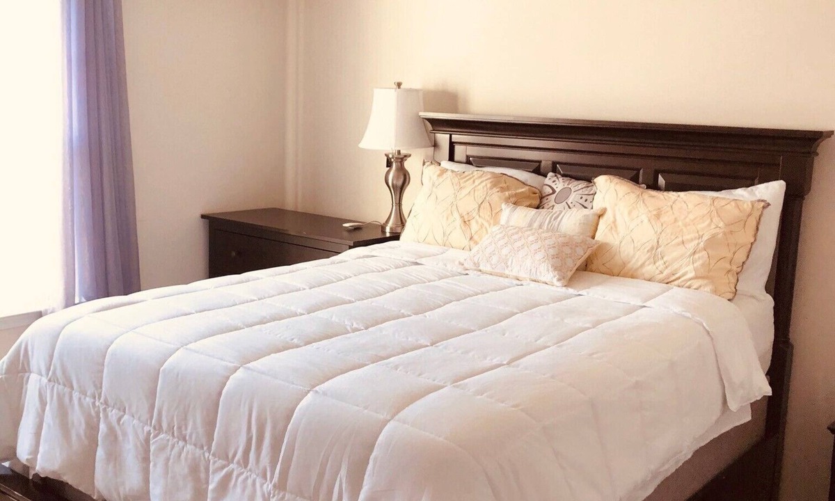 Washington House | Comfort-Focused DC Stay. Adjustable Bed. Move-In Ready. Includes W/D & Utilities